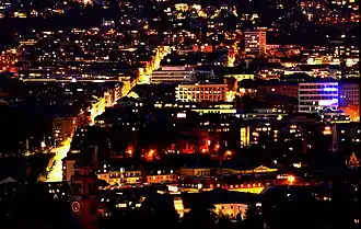 Die Silberburgstraße bei Nacht von der Wernhalde aus gesehen.