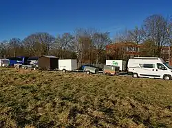 Öffentliche Parkflächen als private Lagerräume in München.