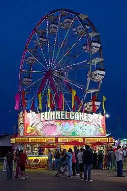 Riesenrad und Verkaufsstand für Funnel Cakes und andere Backwaren auf der Silver Dollar Fair 2025