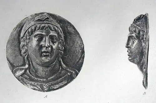 Frontal- und Seitenansicht des Silberemblems