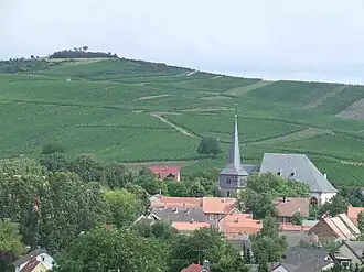 Simultankirche St.&nbsp;Maria und St.&nbsp;Christophorus mit dem Petersberg im Hintergrund
