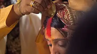 Das Auftragen von Sindoor bei einer Hindu-Hochzeitsfeier