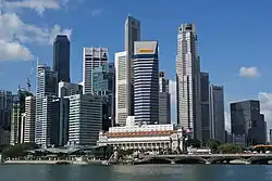 Blick von der Esplanade mit Skyline im Hintergrund und Merlion im Vordergrund