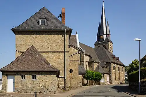 Gebäudekomplex Neue Evangelische Kirche und Schule