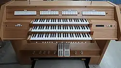 Spieltisch der Orgel