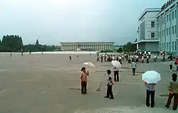 Kim-Il-sung-Platz mit Historischem Museum und Empfangsgebäude des Bahnhofs (rechts)