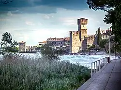 Wehrturm und Teile der Stadtmauer am Ostufer, dahinter die Burg