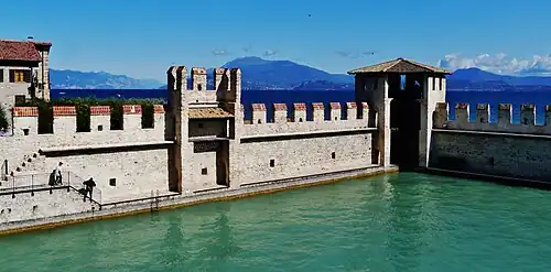 Nördliche Hafenmauer mit Nordturm, im Hintergrund der Monte Baldo