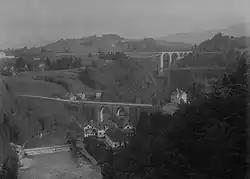 Sittertobel mit dem ersten Eisenbahnviadukt in der Mitte, vorne Kräzernbrücke für den Strassen­verkehr, hinten Sitterviadukt der dama­ligen Bodensee-Toggenburg-Bahn