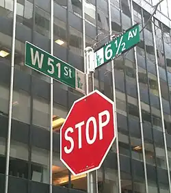 Straßenschilder 6½&nbsp;Avenue und 51st&nbsp;Street