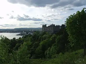 Blick vom Ekebergåsen auf die Seemannsschule und den Oslofjord.