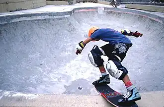 Ein Skateboarder beim Skaten eines „Skatepools“