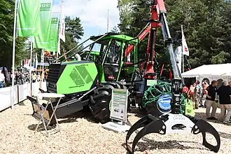 Skidder mit Kran, Frontpolter und Heckschild