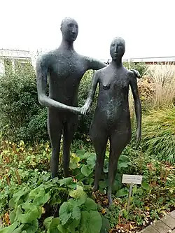 Skulptur 1956 von Hanni Salathé (1926–2012) Bildhauerin, im Garten des Coop Tageszentrum, Seminarstrasse, Muttenz.