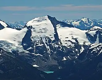 Slalok Mountain, Nordansicht; von links nach rechts: Matier Glacier, Stonecrop Glacier und Tszil Glacier sowie der obere Joffre Lake darunter