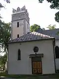 Blick auf die Kirche im Ort