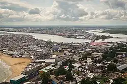 Links im Bild die Halbinsel West Point in Monrovia. Im Vordergrund der United Nations Drive, der mit einer Brücke über den Mesurado River in den Stadtteil Clara Town auf Bushrod Island führt. (Juli 2013)