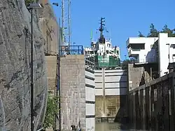 Ein Schiff in der Schleusentreppe von 1916 im Vordergrund: untere Kammer
