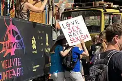 Demonstrierende halten Plakat mit Aufschrift: "Love Sex hate Sexism"