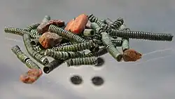 Spiralröllchen und Bernsteinperlen