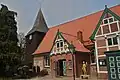 Kirche St. Nicolai (Hamburg-Altengamme) mit zwei Brauthäusern von 1637 und 1837