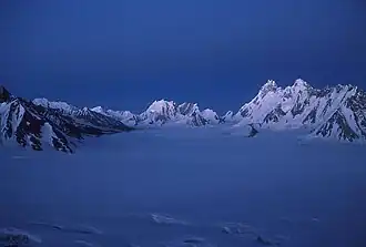 Baintha Brakk (rechts der Bildmitte) von WNW über dem Simgang-Gletscher – vom Hispar La