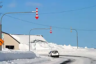 Grün-weiße Schneezeichen in Hokkaido, Japan.