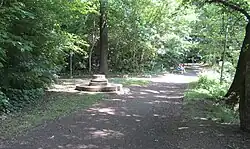 Parkweg mit historischem Denkmalsockel (2015)