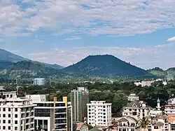 Sokon II mit dem Kivutu Hügel von Arusha City aus gesehen
