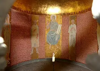 Kapelle der Kriegsgräberstätte von innen