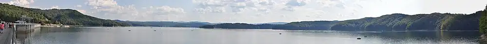 Blick von der Staumauer auf den See