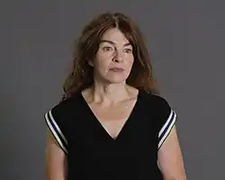 Sonja Alhäuser vor grauem Backdrop