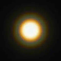 Beugung des Lichts der Sonne an einer kreisförmigen Lochblende&nbsp;– je kürzer die Wellenlänge, desto geringer werden die entsprechenden Farbanteile gebeugt