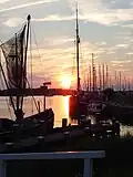 Sonnenuntergang am Hafen in Makkum