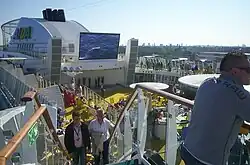 Sonnendeck achtern mit LED-Bildschirm