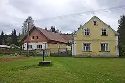 Haus Nr. 5 und Nr. 7 mit Dorfbrunnen