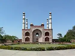 Torbau des Akbar-Mausoleums, bei Agra