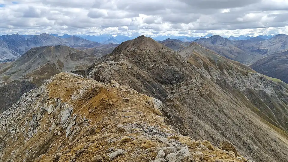 Blick vom Hauptgipfel zum Südostgrat, am Ende befindet sich der Ostgipfel (für Annotationen der einzelnen Berge aufs Bild klicken)