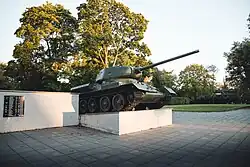 Sowjetisches Ehrenmal mit integriertem T-34-Panzer (2021)