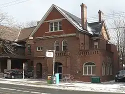 Spadina, Toronto: Sonderfall eines zum Stationsgebäude umgenutzten Wohnhauses