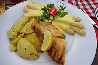 Gebratenes Zanderfilet mit Spargel und Sauce hollandaise, serviert in einem Restaurant in Kulmbach, Franken