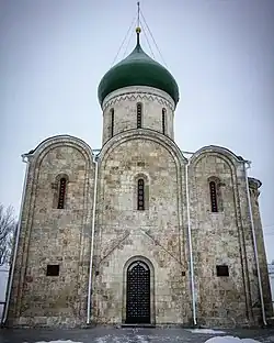 Verklärungskathedrale des Erlösers mit mittelalterlicher Überresten der Stadtmauer von Pereslawl-Salesski (1152–1157)