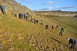Dutzende Mitglieder der Paläontologischen Gesellschaft begehen den Steinbruch von Spaunton während einer Exkursion, der einen tiefen Einblick in die Geologie gewährt.