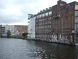 Ehemalige Speicherhäuser am Kreuzberger Ufer des Osthafens, Blick spreeaufwärts