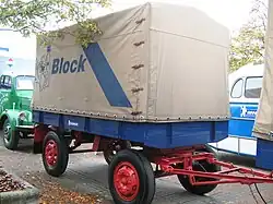 Zweiachsiger Gelenkdeichselanhänger (auflaufgebremst an einer Achse/Lkw)[Anm. 1]