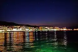 Küstenlinie bei Nacht