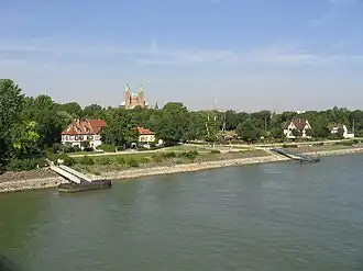 Blick auf die letzten Meter (Bildmitte nach rechts, fast parallel zum Rhein) vor der Mündung