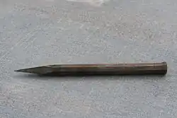 Spitzeisen: Gespitzte Steinoberfläche