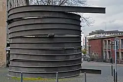 Spitzer-Spirale in der Südwest-Ecke des Kennedyplatzes