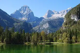 Spitzmauer (links) neben dem Brotfall (Mitte) und dem Großen Priel (ganz rechts), gesehen vom Schiederweiher im Stodertal.